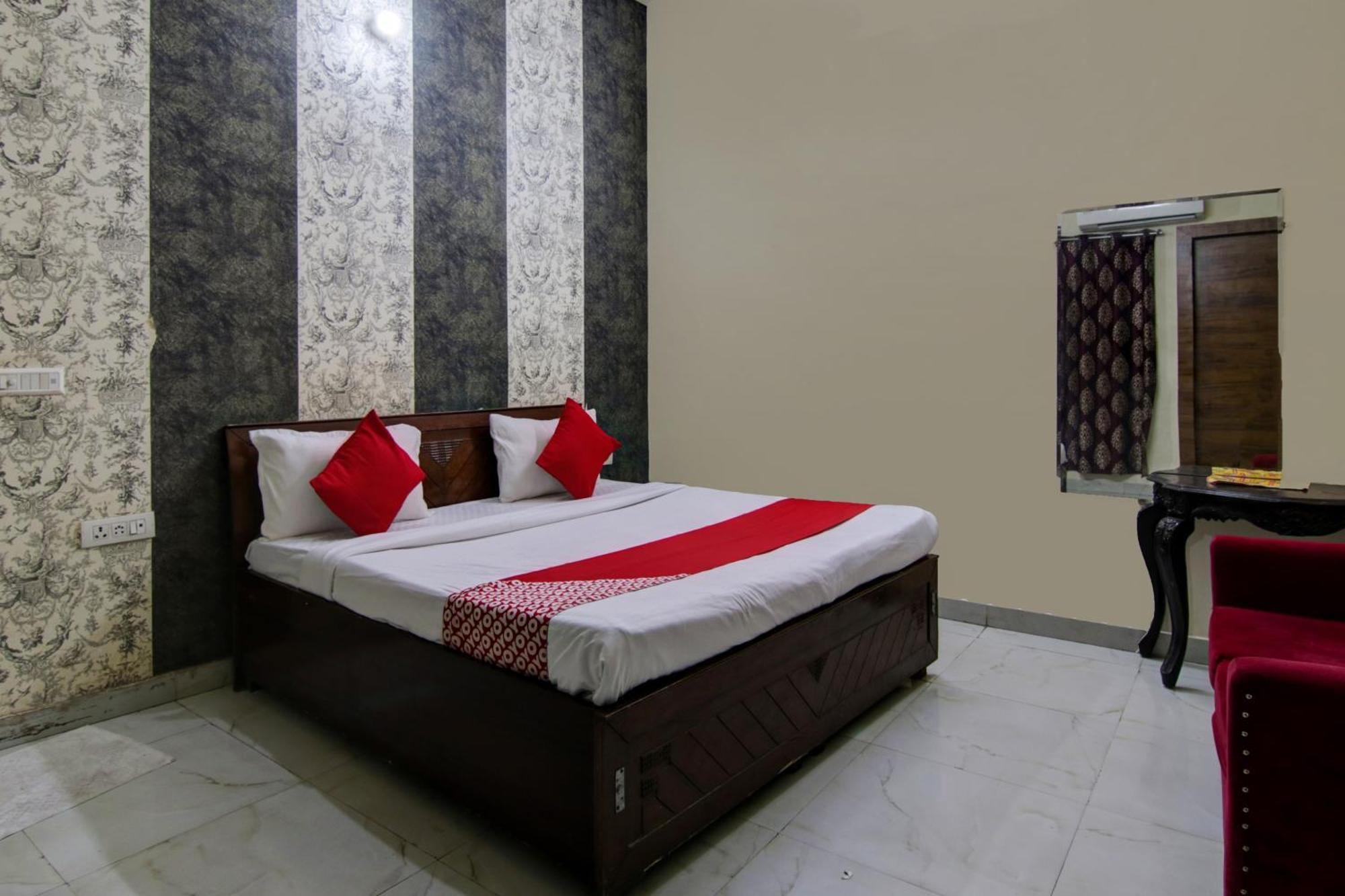 Hotel Yash House New Delhi Exteriör bild