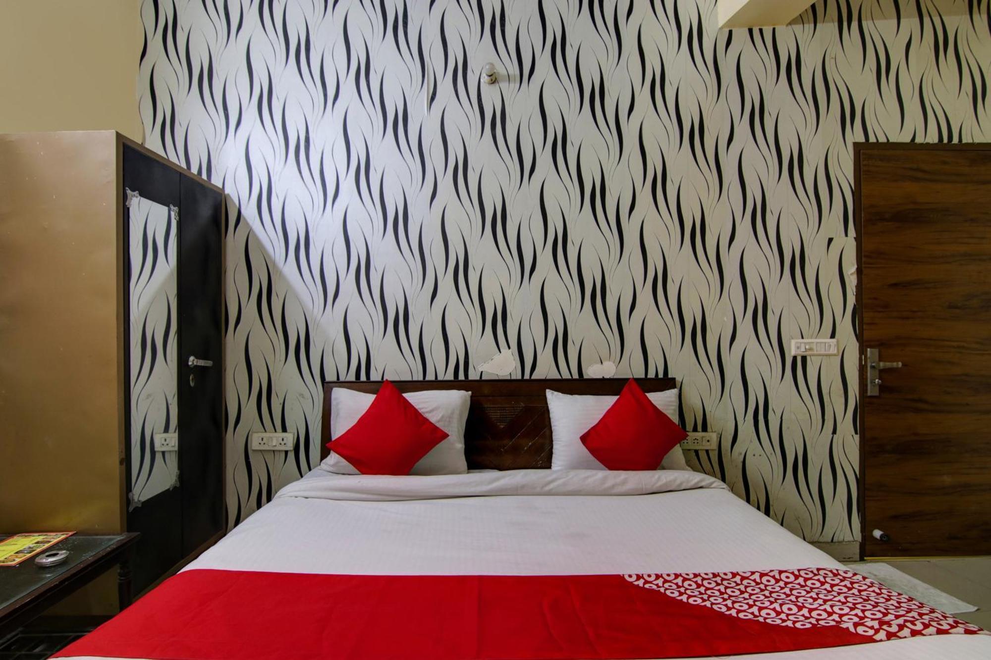 Hotel Yash House New Delhi Exteriör bild